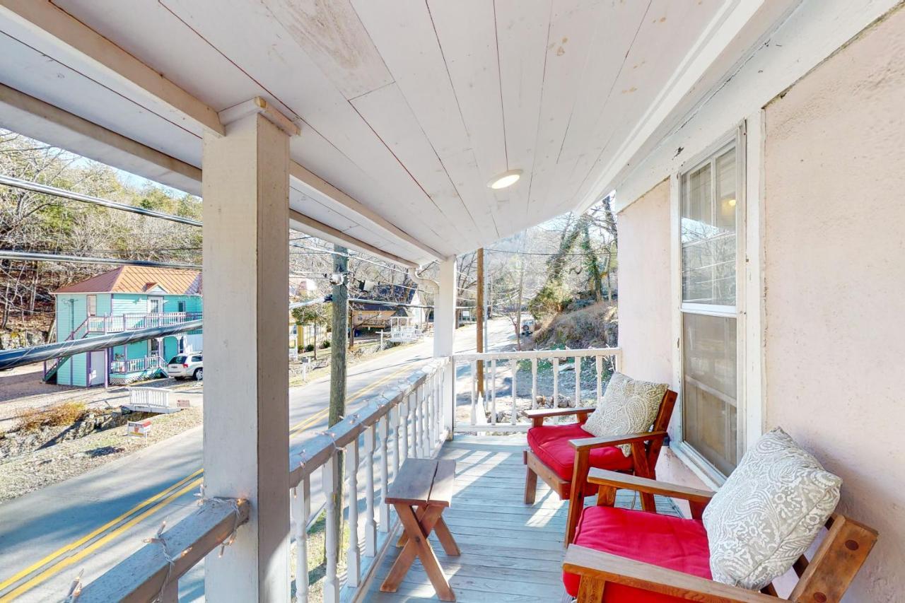 The Pink House On Main - Upper Apartment Eureka Springs Exterior photo