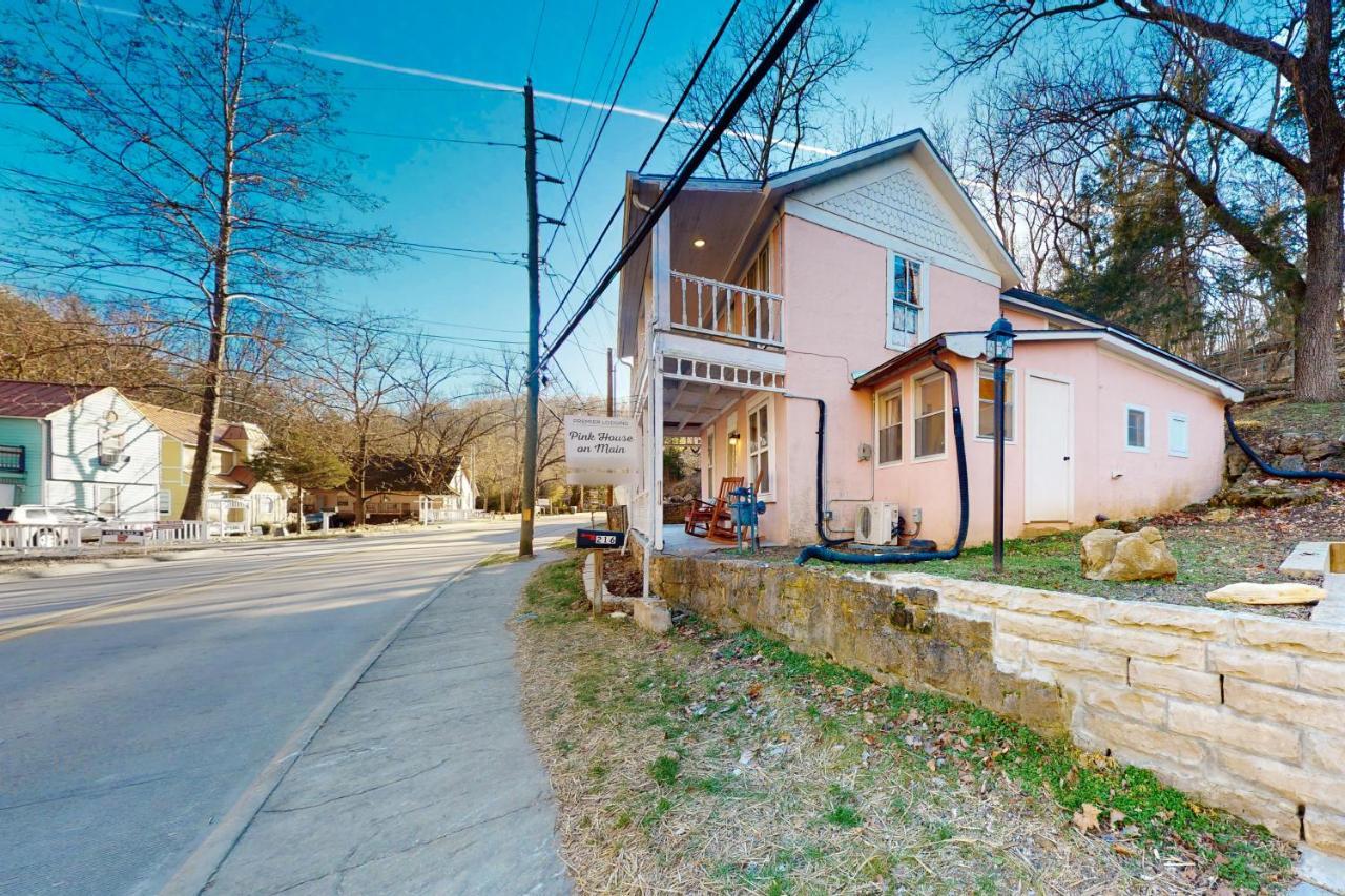 The Pink House On Main - Upper Apartment Eureka Springs Exterior photo
